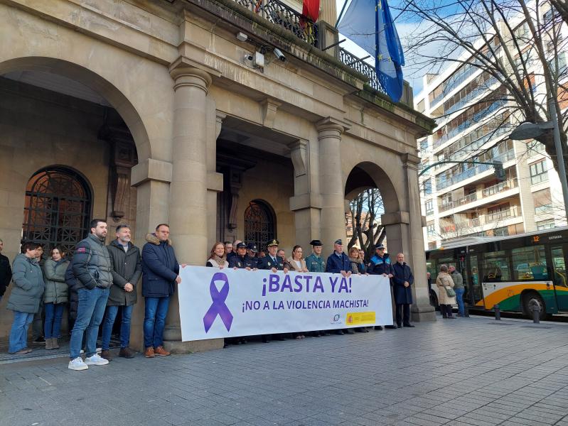 Minuto de silencio por el asesinato machista de Murcia