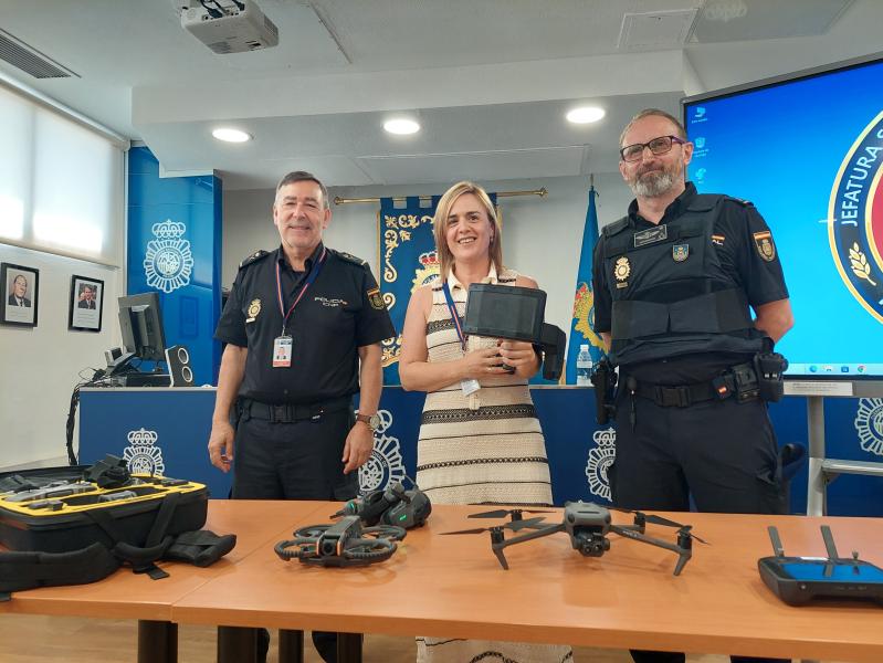 Foto de grupo con uno de los drones