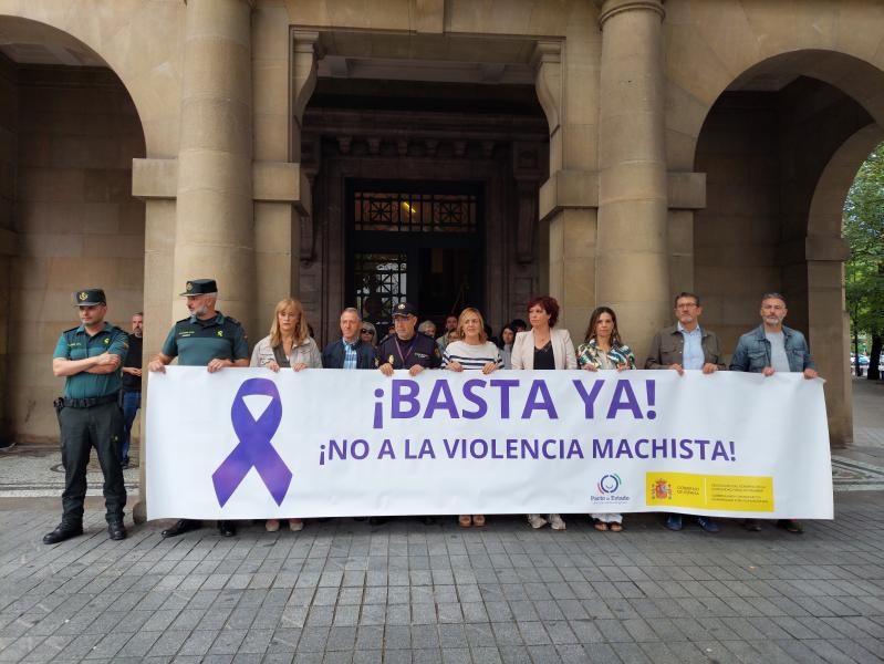 Minuto de silencio frente a la delegación del gobierno