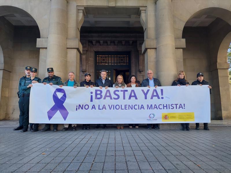Minuto de silencio en el exterior de la delegación del gobierno en navarra Minuto de silencio en el exterior de la delegación del gobierno en navarra