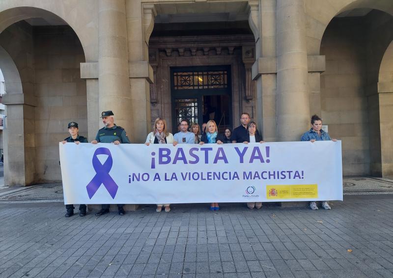 Minuto de silencio en el exterior de la Delegación del Gobierno