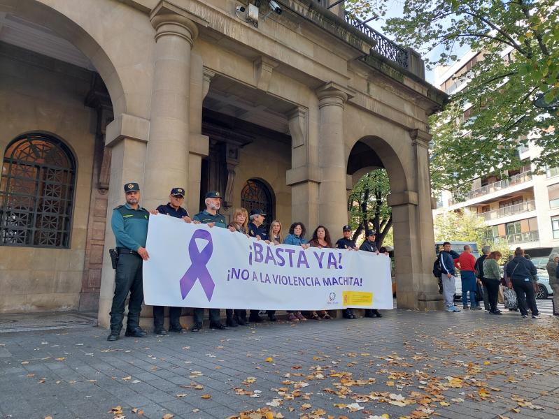 Minuto de silencio en el exterior de la Delegación del Gobierno Minuto de silencio en el exterior de la Delegación del Gobierno