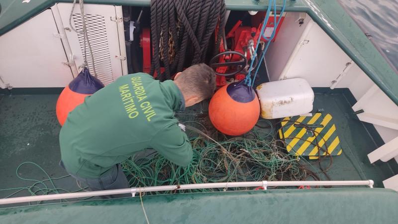 La Guardia Civil interviene otro palangre ilegal de 150 metros de longitud en EA para la pesca de tiburones
