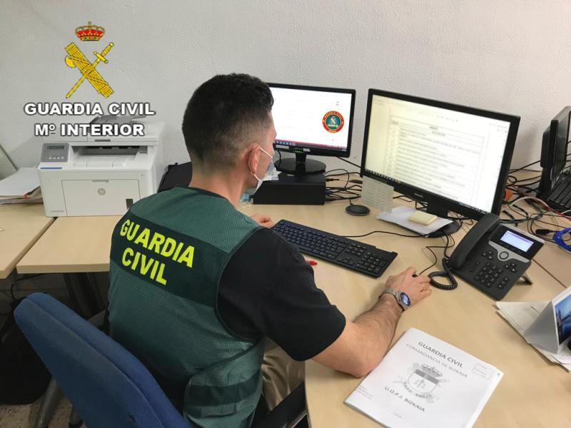La Guardia Civil de Bizkaia investiga a dos mujeres por delitos cometidos en el ciberespacio