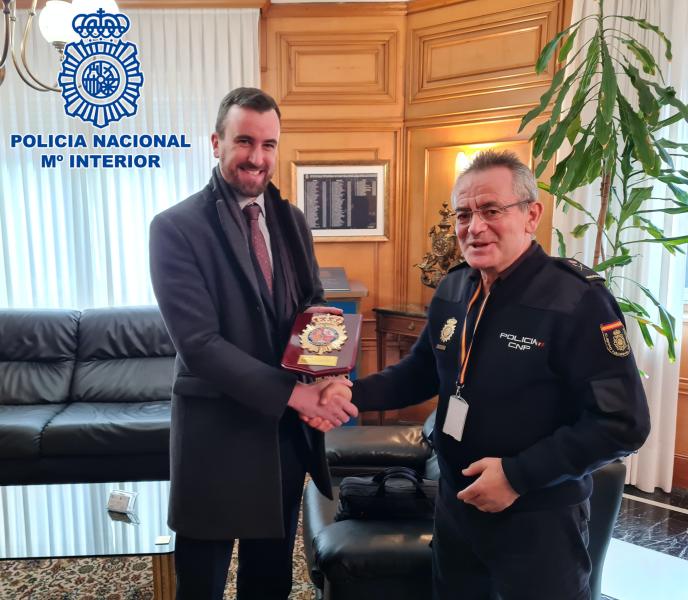La Policía Nacional recibe al máximo representante de Irlanda en materia de seguridad para reforzar la cooperación policial en los ferries Bilbao-Rosslare