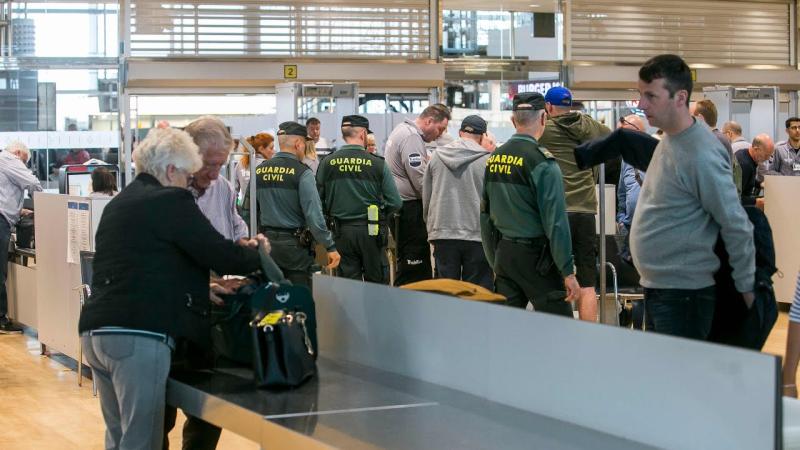 La Guardia Civil y la Agencia Tributaria intervienen 4.687 gramos de cocaína en el aeropuerto de Bilbao 