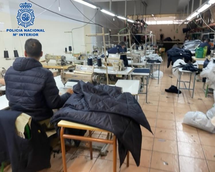 La Policía Nacional detiene en Bilbao a dos empresarios por explotar a trabajadores sin permiso de residencia ni trabajo en una empresa de confección textil 