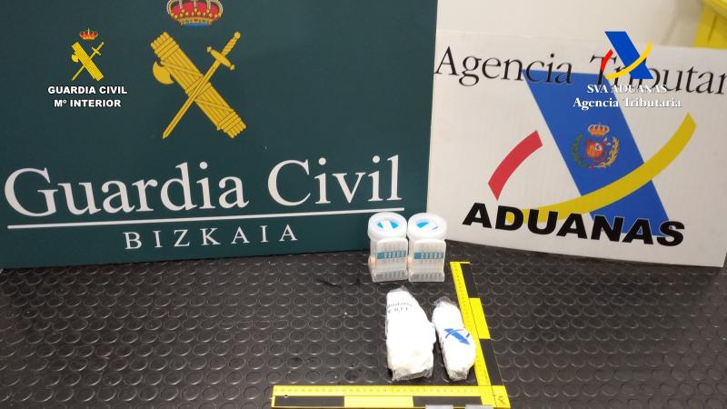 Detenida una mujer con dos paquetes de cocaína adheridos a su cuerpo en el aeropuerto de Bilbao