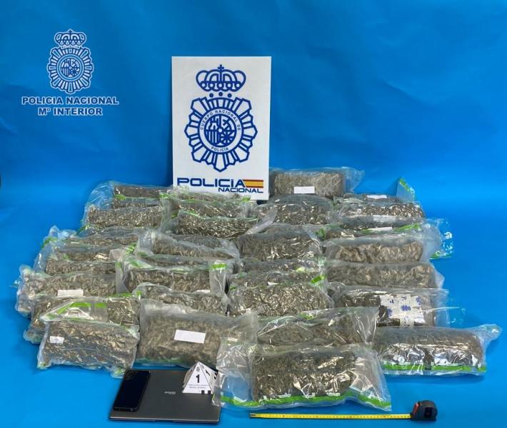 La Policía Nacional detiene en Irun al pasajero de un autobús con destino París por transportar en sus maletas 19 kilos de marihuana 