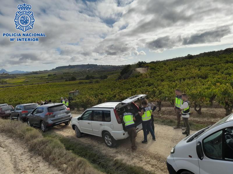 La Policía Nacional controla la campaña de la vendimia en La Rioja Alavesa para prevenir la explotación laboral