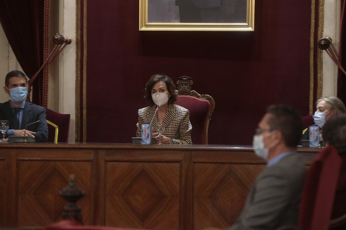La vicepresidenta primera del Gobierno, ministra de la Presidencia, Relaciones con las Cortes y Memoria Democrática, Carmen Calvo, durante el acto de homenaje al que fuera presidente de la II República, Manuel Azaña, en la conmemoración del 80º aniversario de su muerte. Pool Moncloa/J. M. Cuadrado. Ayuntamiento de Alcalá de Henares La vicepresidenta primera del Gobierno, ministra de la Presidencia, Relaciones con las Cortes y Memoria Democrática, Carmen Calvo, durante el acto de homenaje al que fuera presidente de la II República, Manuel Azaña, en la conmemoración del 80º aniversario de su muerte. Pool Moncloa/J. M. Cuadrado. Ayuntamiento de Alcalá de Henares