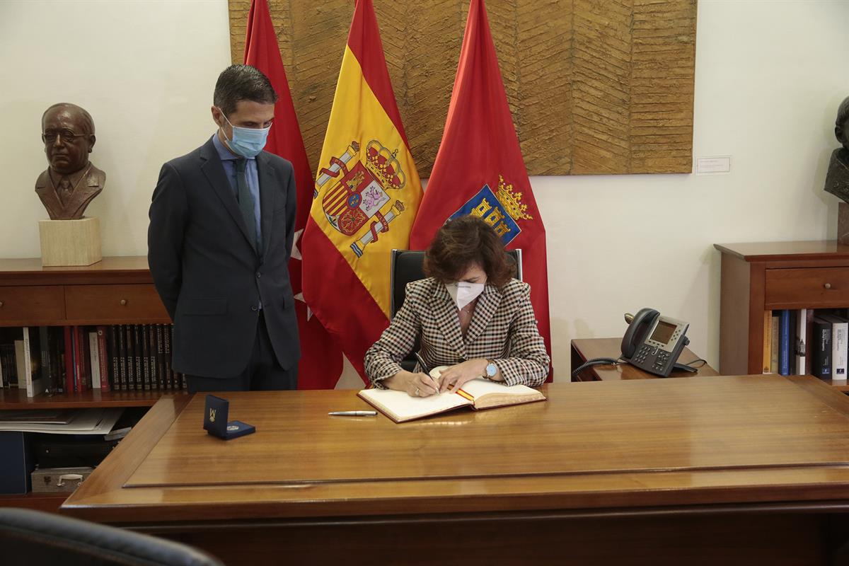La vicepresidenta primera del Gobierno, ministra de la Presidencia, Relaciones con las Cortes y Memoria Democrática, Carmen Calvo, junto al alcalde de Alcalá de Henares, Javier Rodríguez Palacios, durante el acto de homenaje al que fuera presidente de la II República, Manuel Azaña, en la conmemoración del 80º aniversario de su muerte. Pool Moncloa/J. M. Cuadrado. Ayuntamiento de Alcalá de Henares La vicepresidenta primera del Gobierno, ministra de la Presidencia, Relaciones con las Cortes y Memoria Democrática, Carmen Calvo, junto al alcalde de Alcalá de Henares, Javier Rodríguez Palacios, durante el acto de homenaje al que fuera presidente de la II República, Manuel Azaña, en la conmemoración del 80º aniversario de su muerte. Pool Moncloa/J. M. Cuadrado. Ayuntamiento de Alcalá de Henares