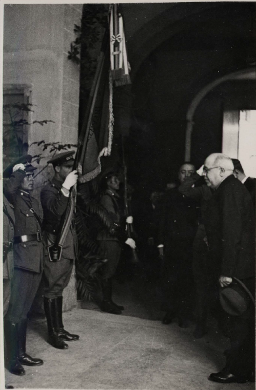 Manuel Azaña pasa revista a las tropas que le rindieron honores antes de pronunciar su discurso en la universidad de Valencia. 18 julio 1937 Biblioteca Nacional de España Manuel Azaña pasa revista a las tropas que le rindieron honores antes de pronunciar su discurso en la universidad de Valencia. 18 julio 1937 Biblioteca Nacional de España