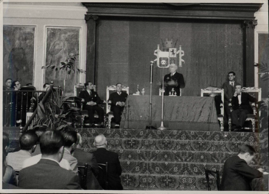 Azaña pronuncia un mitin en el Paraninfo de la Universidad de Valencia el 18 de julio de 1937. Biblioteca Nacional de España Azaña pronuncia un mitin en el Paraninfo de la Universidad de Valencia el 18 de julio de 1937. Biblioteca Nacional de España