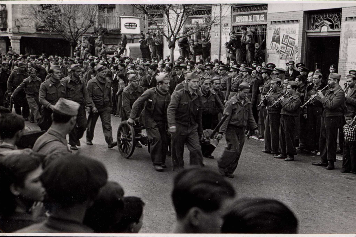 Desfile de tropas. Biblioteca Nacional de España Desfile de tropas. Biblioteca Nacional de España