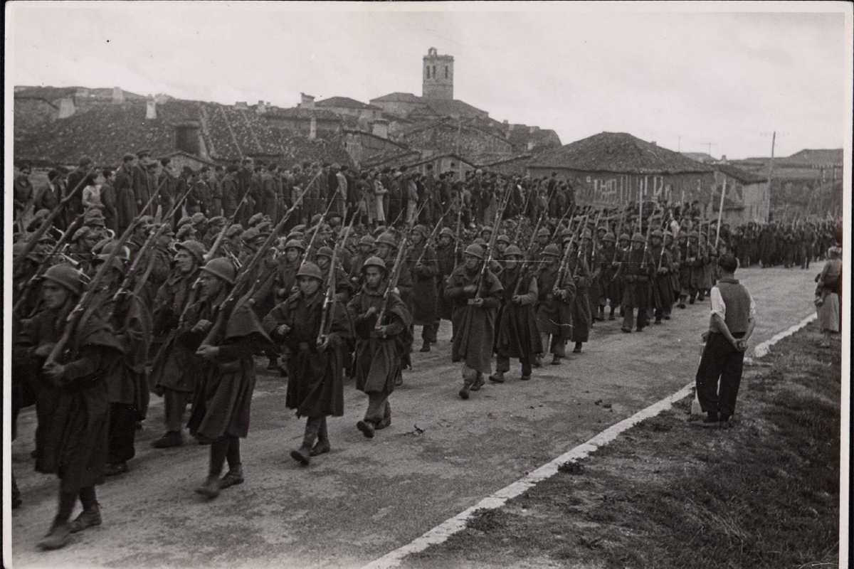 Desfile de tropas. Biblioteca Nacional de España Desfile de tropas. Biblioteca Nacional de España