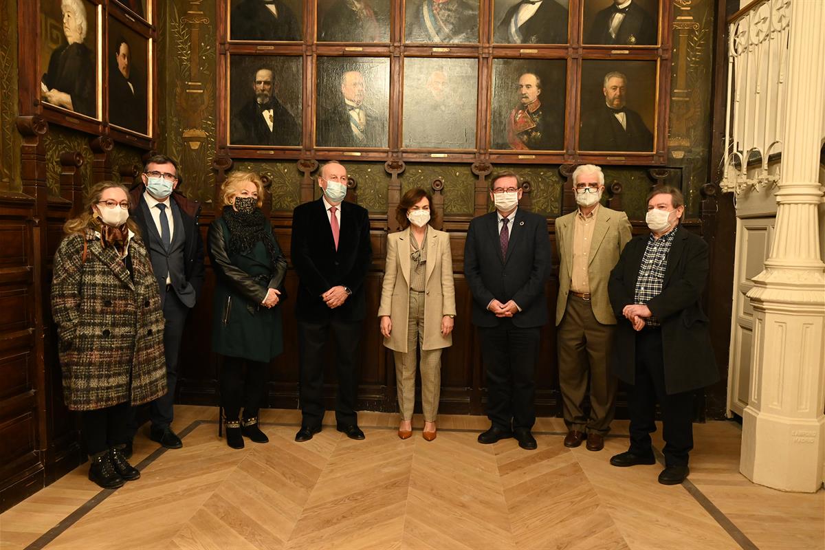 La vicepresidenta primera del Gobierno, Carmen Calvo, clausura del ciclo de conferencias sobre Manuel Azaña en el Ateneo de Madrid. Foto de familia. Pool Moncloa/Borja Puig de la Bellacasa. Ateneo de Madrid La vicepresidenta primera del Gobierno, Carmen Calvo, clausura del ciclo de conferencias sobre Manuel Azaña en el Ateneo de Madrid. Foto de familia. Pool Moncloa/Borja Puig de la Bellacasa. Ateneo de Madrid