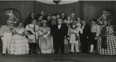 Azaña, en el teatro Goya con Margarita Xirgú. (Archivo General de la Administración)