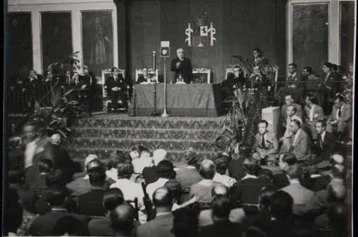 Azaña pronuncia un discurso en la Universidad de Valencia el 18 de julio de 1937. 