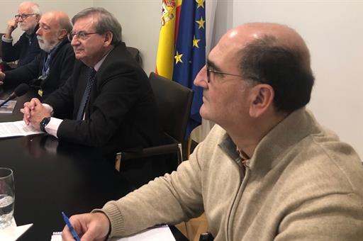 El secretario de Estado de Memoria Democrática se reúne con familiares de víctimas de la guerra de Zaragoza y Tarragona para informar de la situación de las exhumaciones en Cuelgamuros