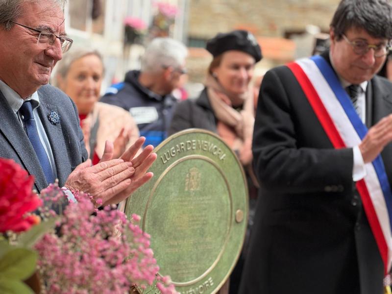 Develación de la placa de Lugar de Memoria en la tumba del poeta Antonio Machado 