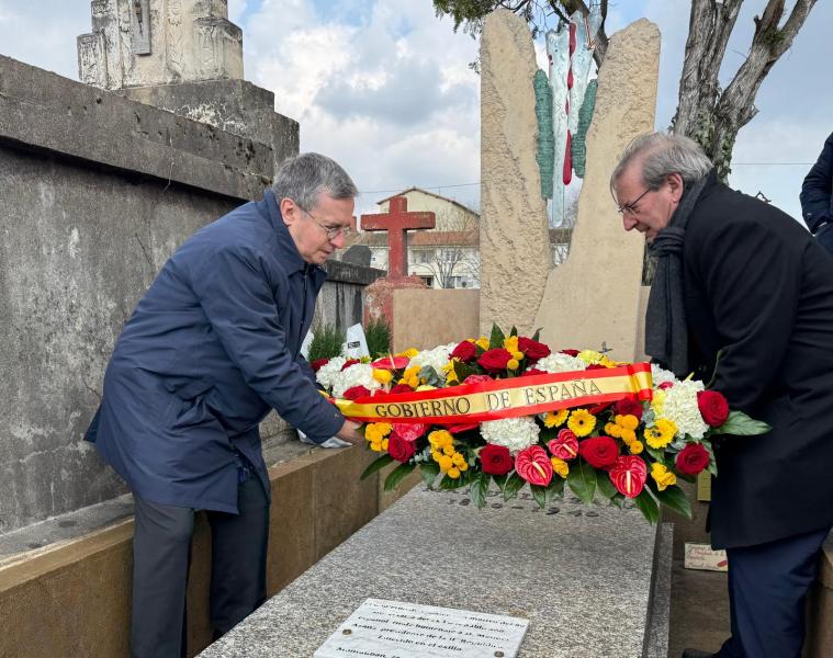 El Gobierno de España descubre la placa del Lugar de Memoria Democrática en el Exilio en la tumba de Manuel Azaña
