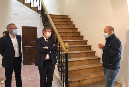 El secretaro de Estado visita la casa de la familia Rivas Cherif