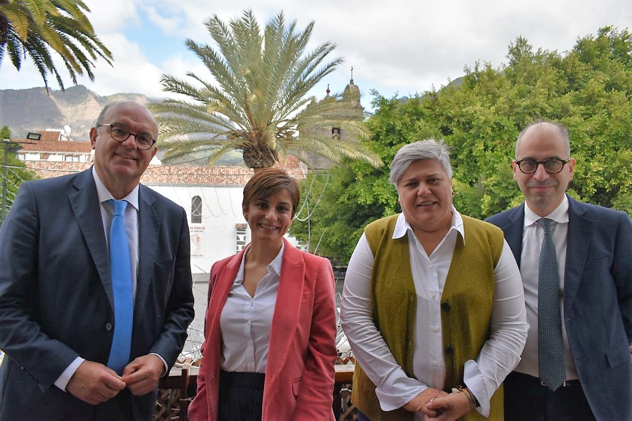 Isabel Rodríguez firma dos convenios con subvenciones a la Isla de la Palma de 24 millones de euros para reparación de infraestructuras e instalaciones municipales