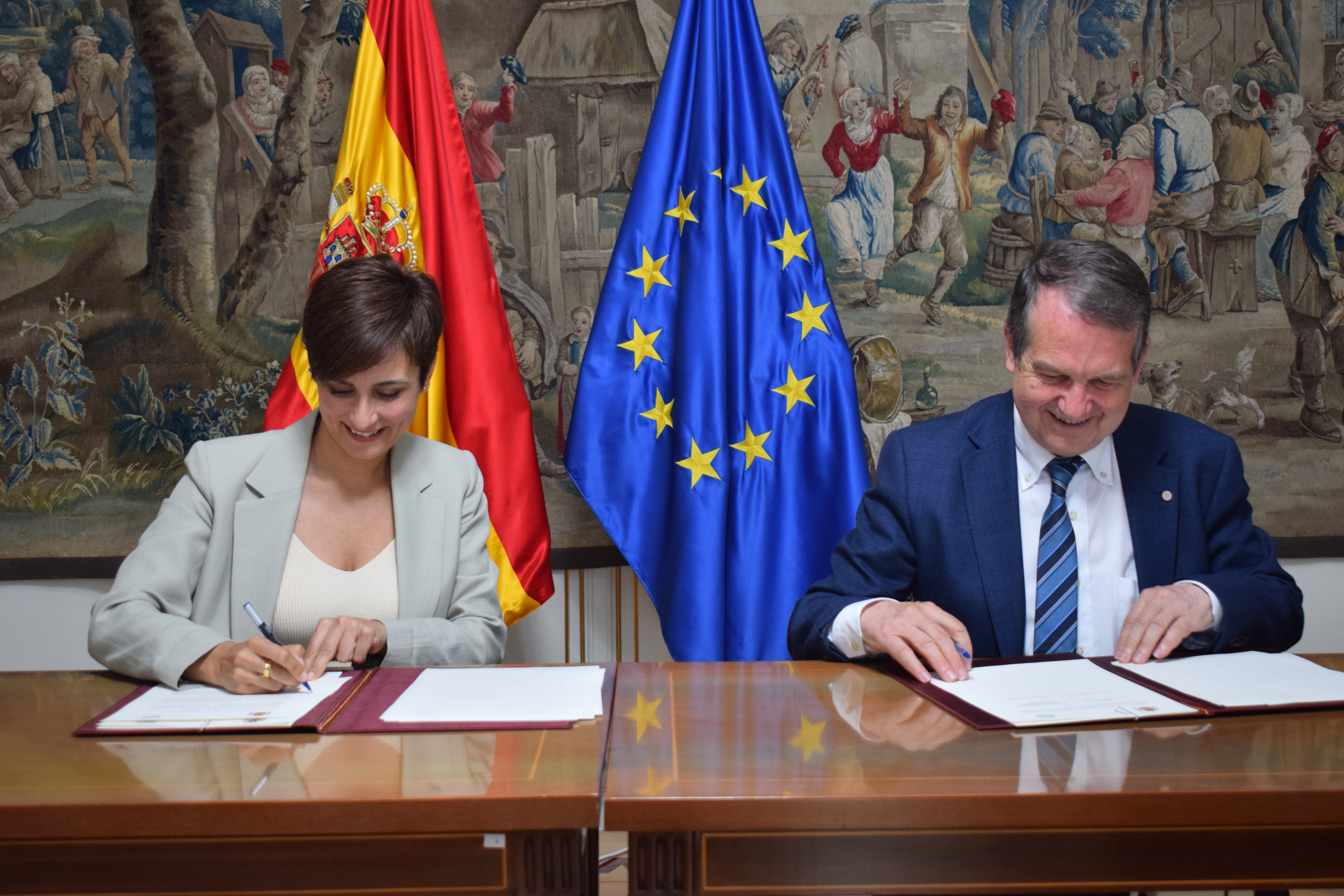 Isabel Rodríguez y Abel Caballero firman el convenio de colaboración para 2022 de la AGE con la FEMP 