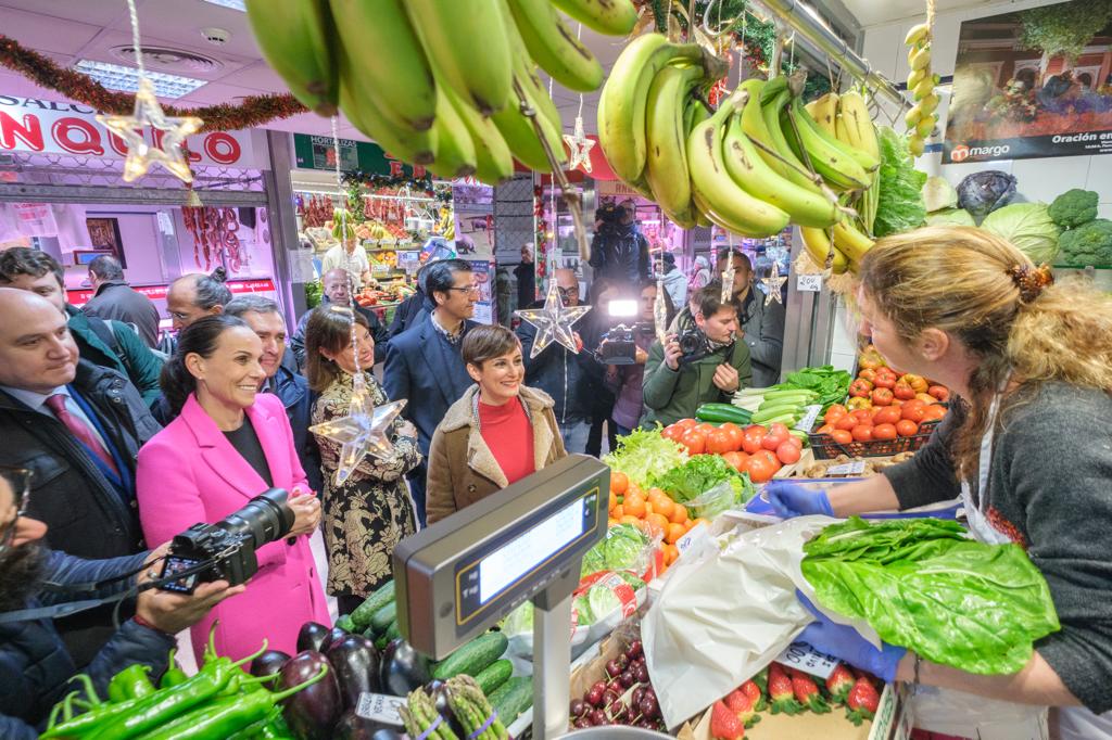 Isabel Rodríguez visita el mercado municipal de Ciudad Real 