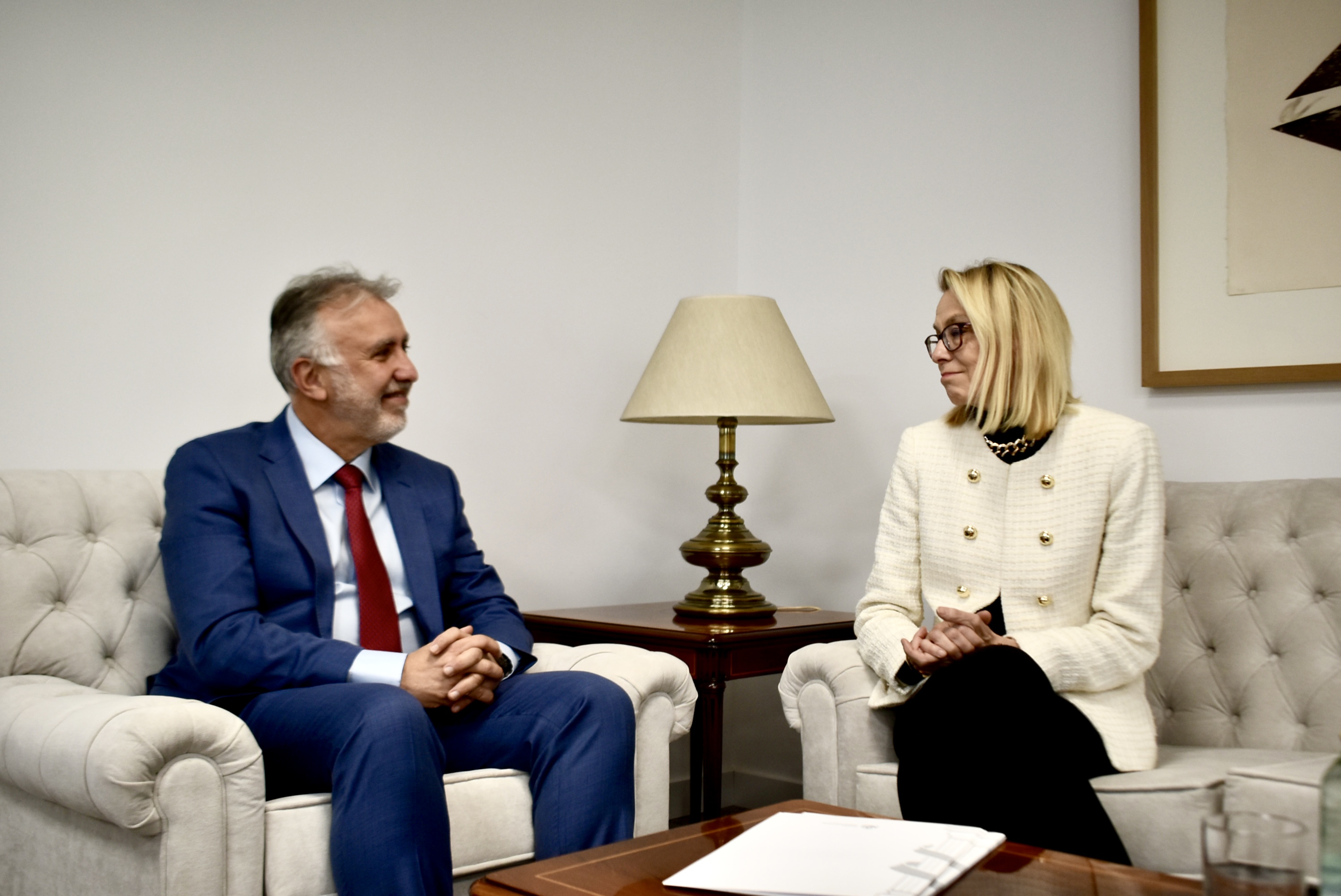 Ángel Víctor Torres se reúne con la embajadora de Alemania en España, Maria Margarete Gosse