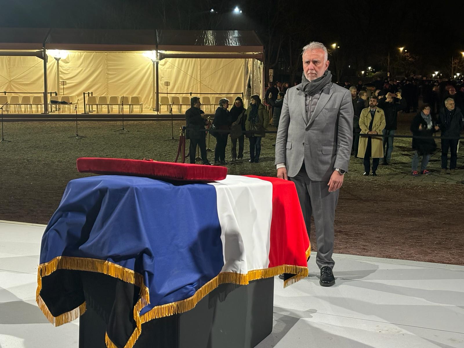 Ángel Víctor Torres rinde homenaje en París al español Celestino Alfonso, “cuyo nombre figurará en el Panteón de Hombres Ilustres de París, como combatiente y defensor de la libertad”
