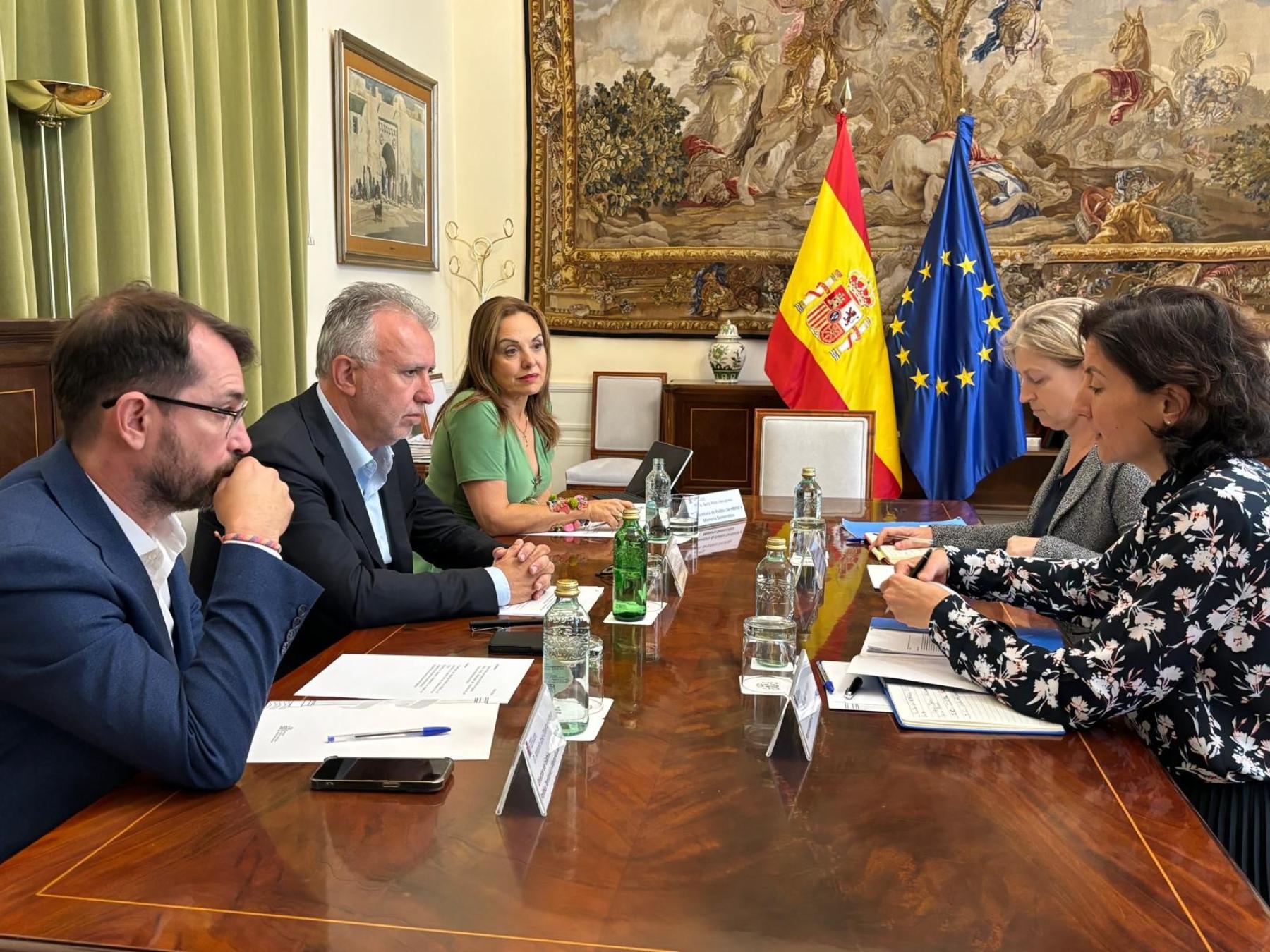 Ángel Víctor Torres se reúne con la representante de ACNUR en España, Sophie Muller