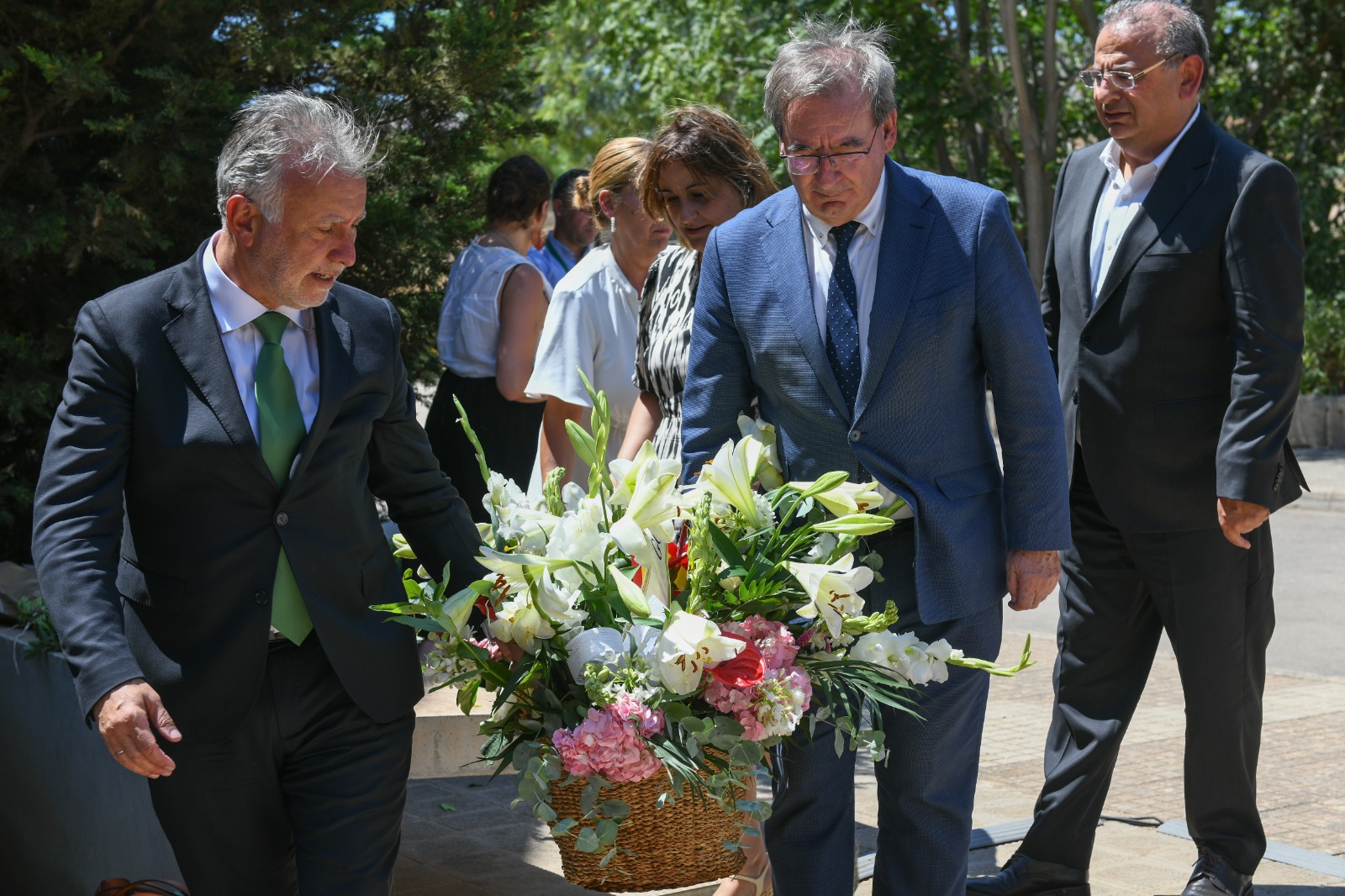 Ofrenda floral en el Muro de la Memoria del Cementerio de Palma