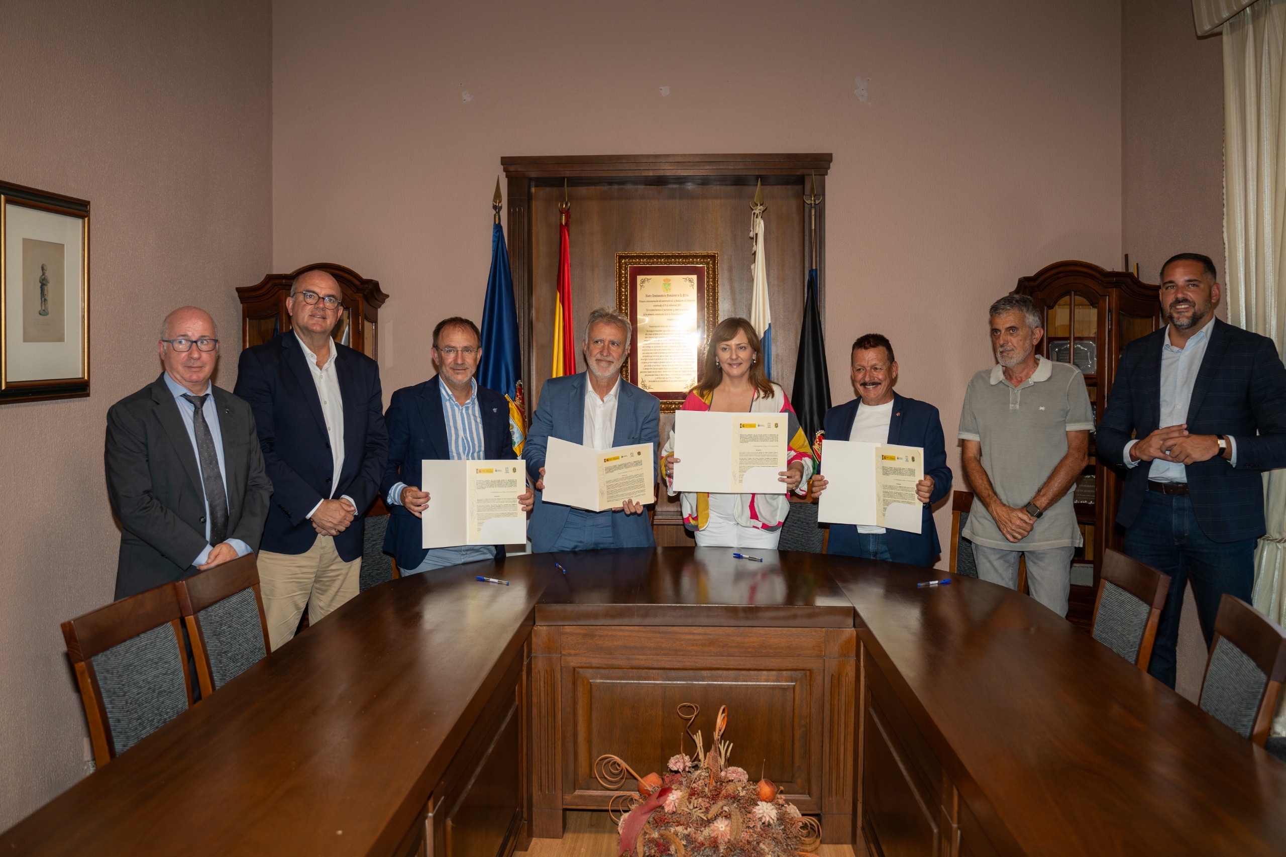 Los gobiernos de España y Canarias firman un protocolo para las exhumaciones en una fosa de Fuencaliente, en La Palma
