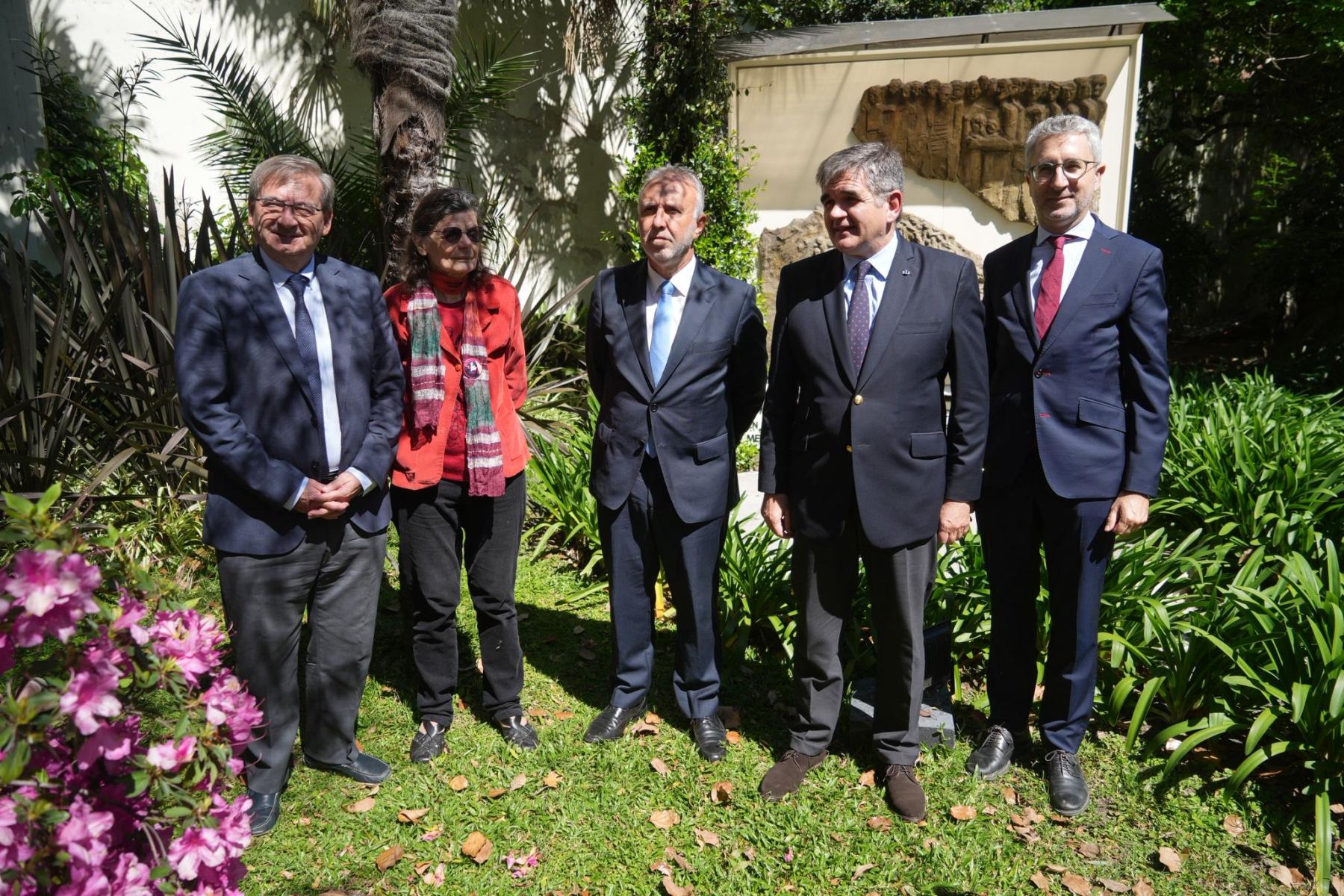 Ofrenda en el monumento a los españoles víctimas de la dictadura argentina 