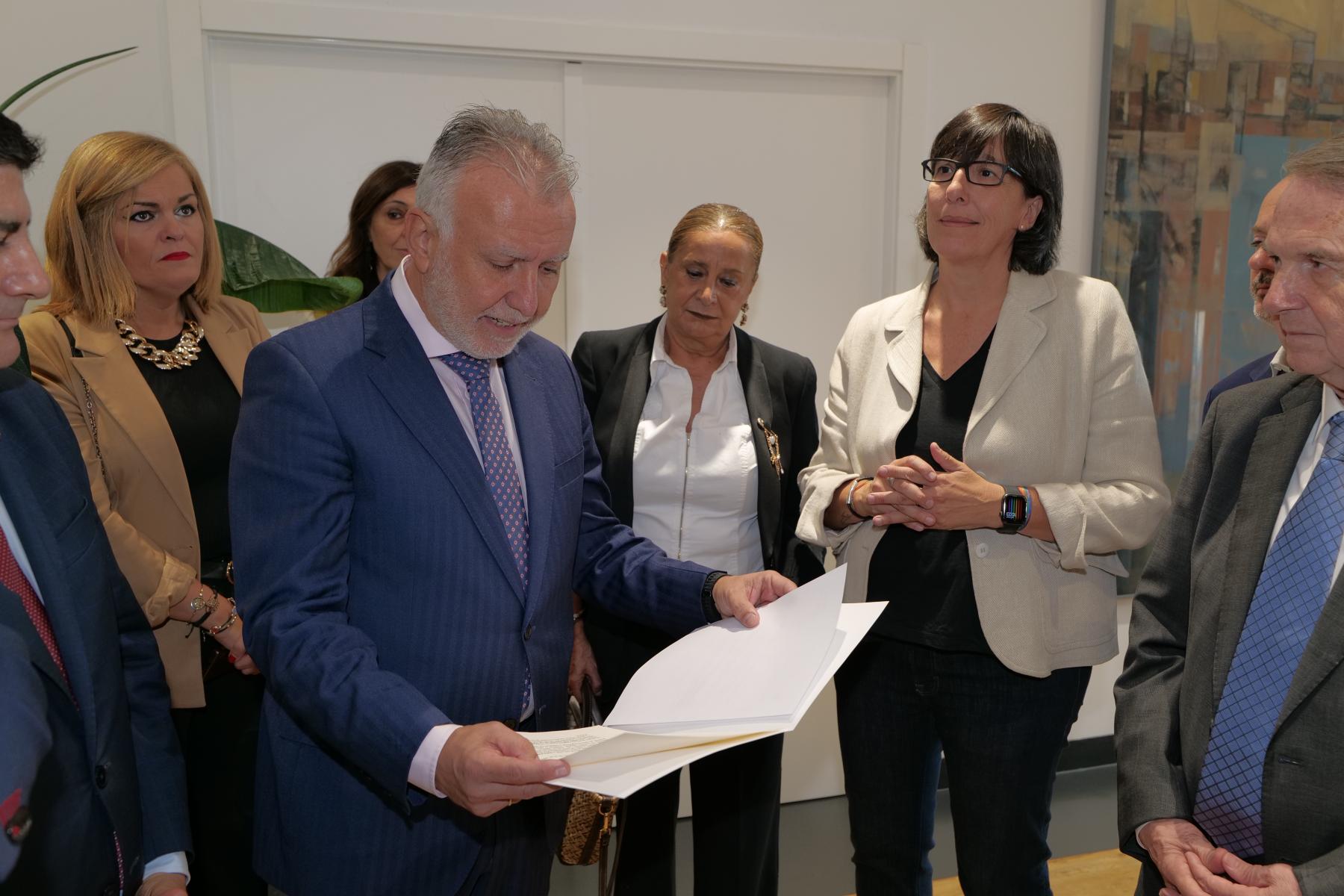 Entrega de la Declaración de Reparación a Eva García de la Torres